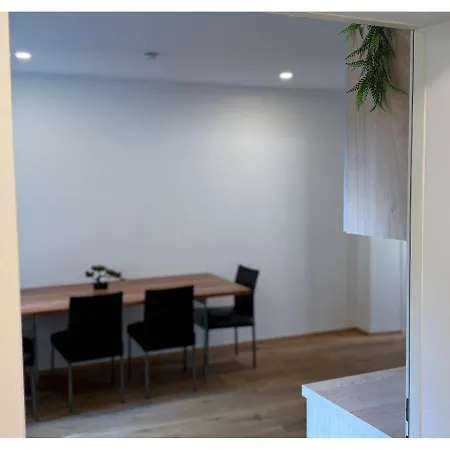 דירה City Center Apartment For 6 *